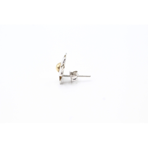 83 - 9ct white gold star stud earrings W/ yellow gold centre (1.3g)