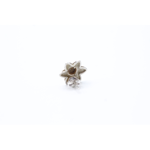 83 - 9ct white gold star stud earrings W/ yellow gold centre (1.3g)