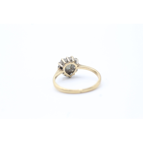 91 - 9ct gold clear gemstone ring (1.5g) Size K