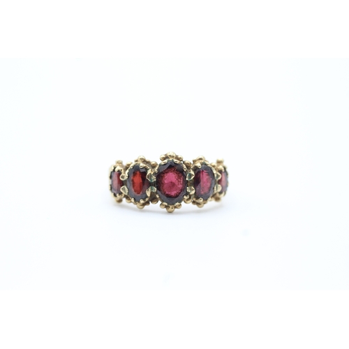 92 - 9ct gold garnet five stone ring (3.7g) Size R