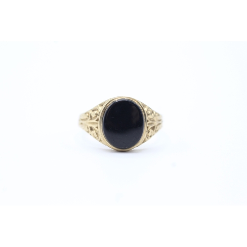 93 - 9ct gold black onyx signet ring (2.4g) Size U