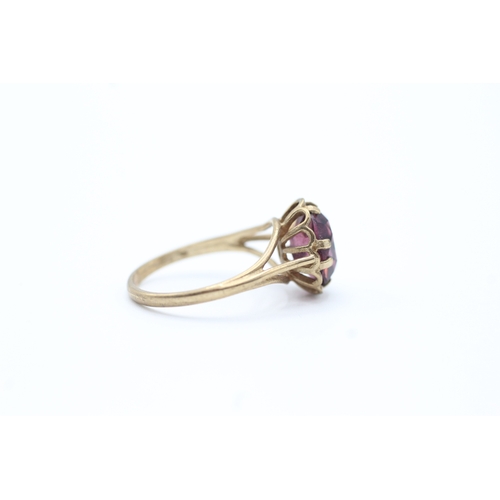 98 - 9ct gold paste single stone ring (2.3g) Size N