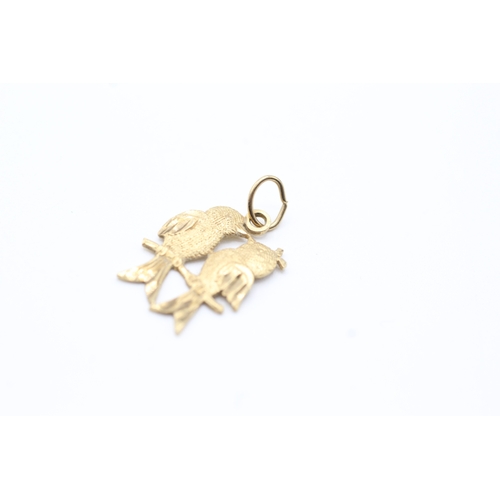 99 - 9ct gold two birds on branch charm (0.6g)