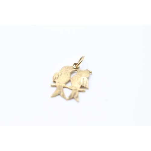 99 - 9ct gold two birds on branch charm (0.6g)