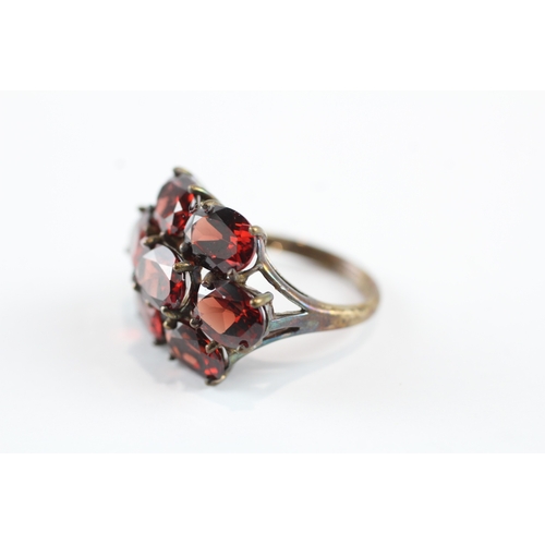 13 - 9ct gold garnet cluster cocktail ring (5.5g) Size N