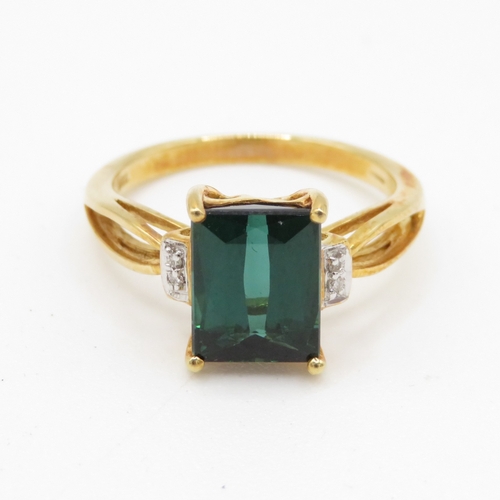 17 - 18ct gold diamond and green gemstone dress ring (3.6g) Size N