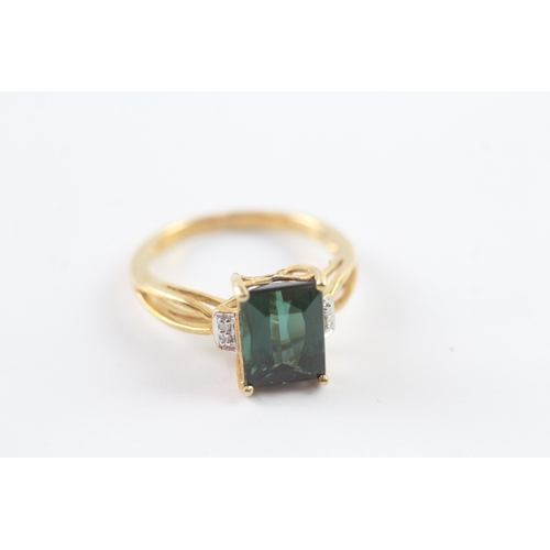 17 - 18ct gold diamond and green gemstone dress ring (3.6g) Size N