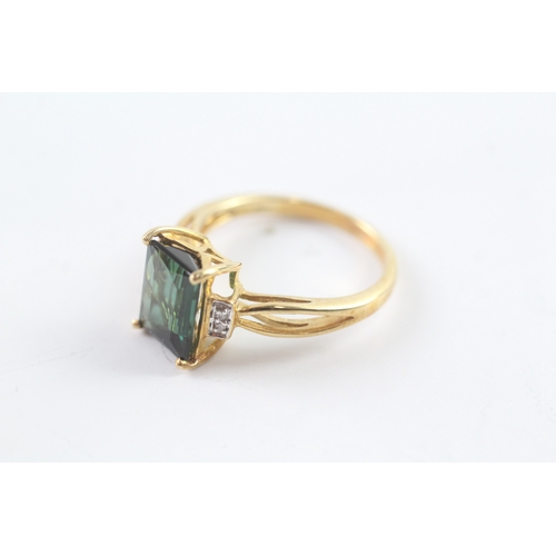 17 - 18ct gold diamond and green gemstone dress ring (3.6g) Size N