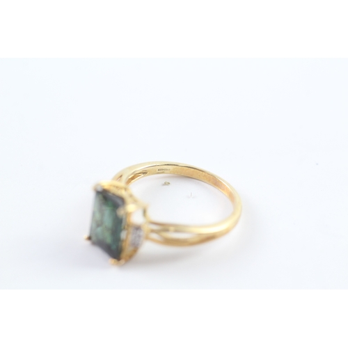 17 - 18ct gold diamond and green gemstone dress ring (3.6g) Size N