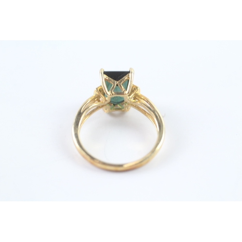 17 - 18ct gold diamond and green gemstone dress ring (3.6g) Size N