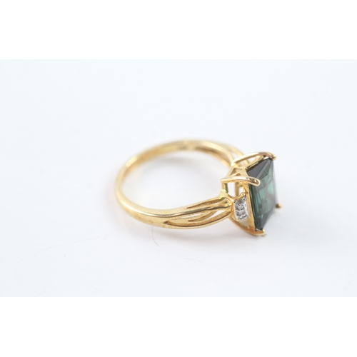 17 - 18ct gold diamond and green gemstone dress ring (3.6g) Size N