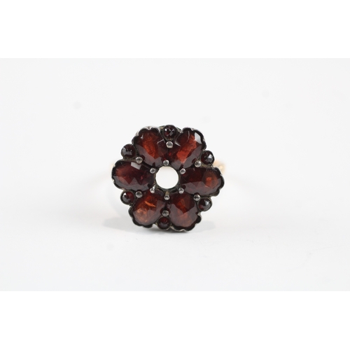 23 - 9ct gold and silver garnet ring (4.2g)