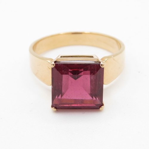 30 - 14ct gold garnet dress ring (4.6g) Size P 1/2