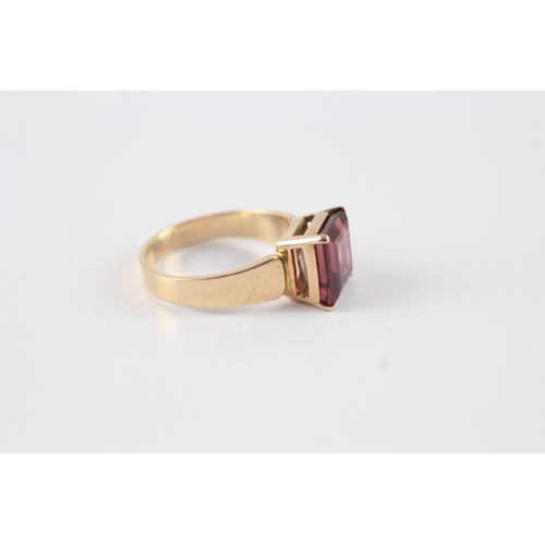 30 - 14ct gold garnet dress ring (4.6g) Size P 1/2