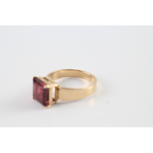 30 - 14ct gold garnet dress ring (4.6g) Size P 1/2