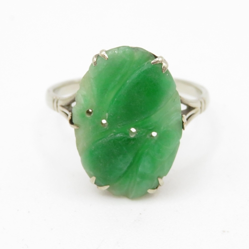 37 - 9ct gold vintage carved jade dress ring (2.4g) Size P