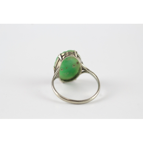 37 - 9ct gold vintage carved jade dress ring (2.4g) Size P