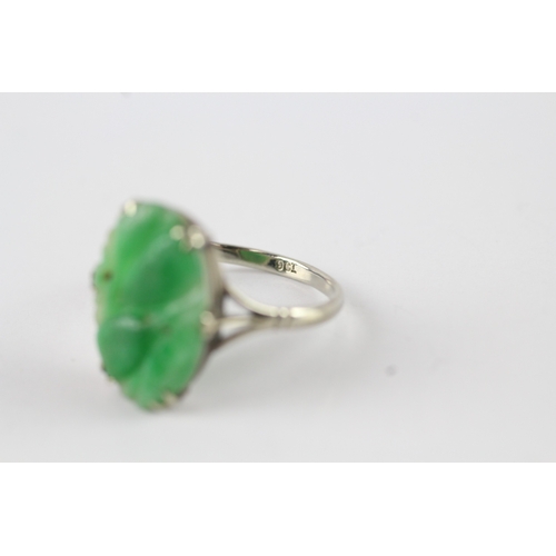 37 - 9ct gold vintage carved jade dress ring (2.4g) Size P