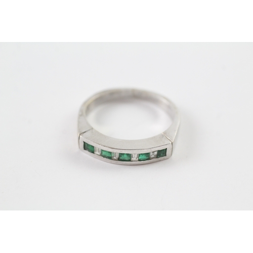 38 - 18ct white gold emerald and diamond row ring (4.7g) Size L