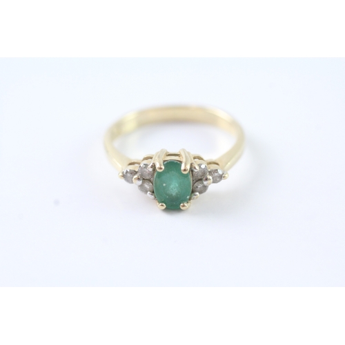 39 - 14ct gold emerald and white gemstone ring (3g) Size N