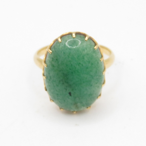 41 - 18ct gold and green gemstone cabochon ring (3.9g) Size M