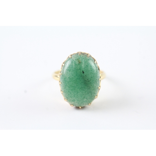 41 - 18ct gold and green gemstone cabochon ring (3.9g) Size M