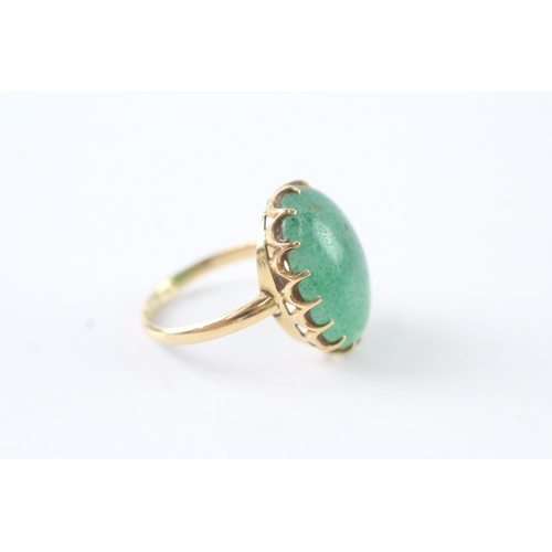 41 - 18ct gold and green gemstone cabochon ring (3.9g) Size M