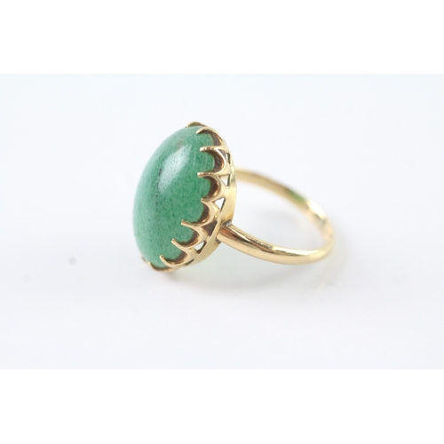 41 - 18ct gold and green gemstone cabochon ring (3.9g) Size M