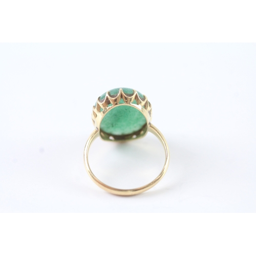 41 - 18ct gold and green gemstone cabochon ring (3.9g) Size M