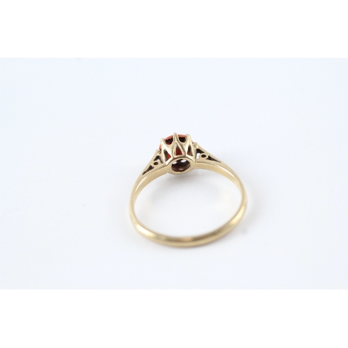 51 - 9ct gold red gemstone ring (1.6g) Size N