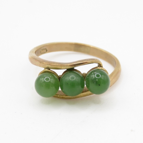 52 - 14ct gold vintage polished nephrite trilogy ring (2.9g) Size N 1/2