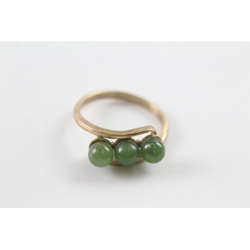 52 - 14ct gold vintage polished nephrite trilogy ring (2.9g) Size N 1/2