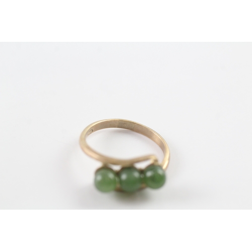 52 - 14ct gold vintage polished nephrite trilogy ring (2.9g) Size N 1/2