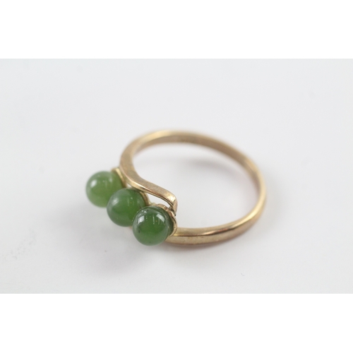 52 - 14ct gold vintage polished nephrite trilogy ring (2.9g) Size N 1/2