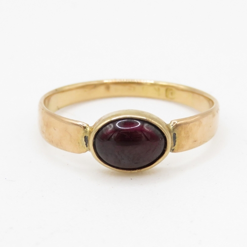 65 - 9ct gold red gemstone ring (2g) Size N