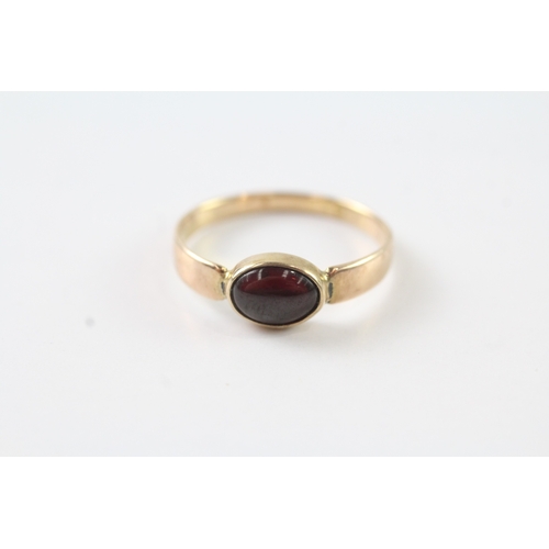 65 - 9ct gold red gemstone ring (2g) Size N