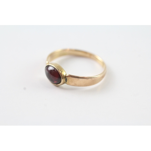 65 - 9ct gold red gemstone ring (2g) Size N