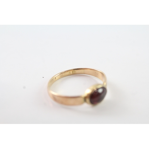 65 - 9ct gold red gemstone ring (2g) Size N