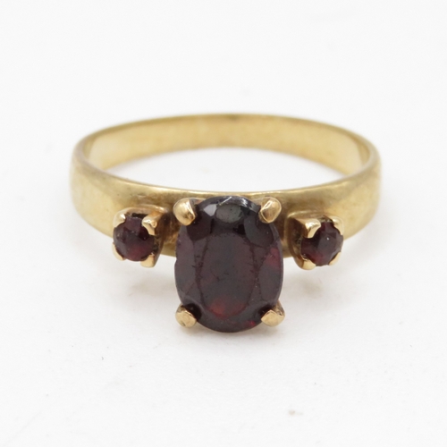 69 - 9ct gold red gemstone set ring (2.5g) Size L 1/2