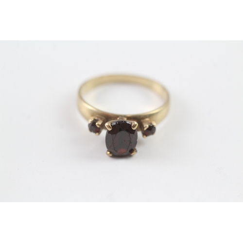 69 - 9ct gold red gemstone set ring (2.5g) Size L 1/2