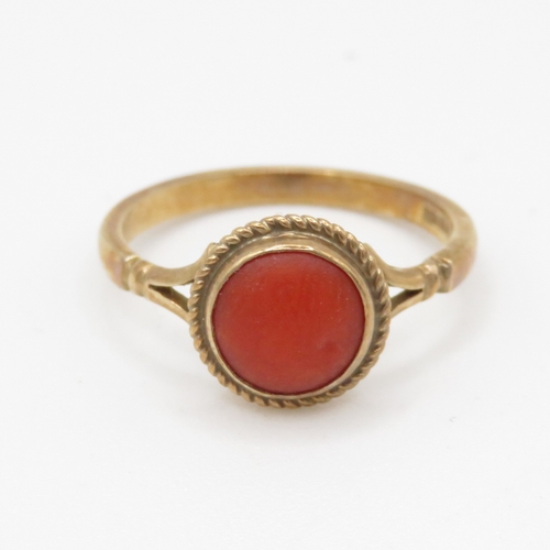 76 - 9ct gold red gemstone ring (1.9g) Size L