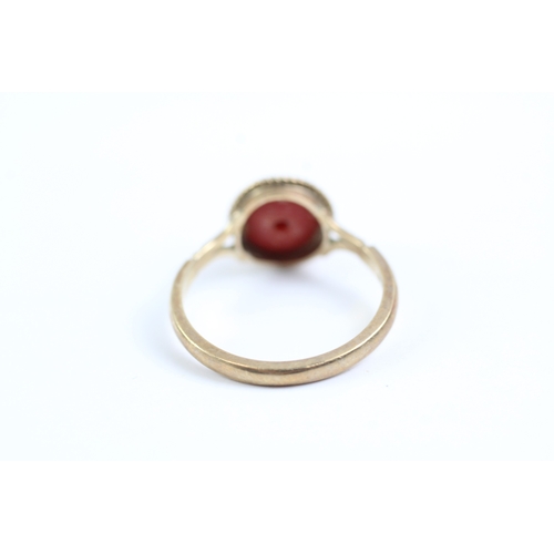 76 - 9ct gold red gemstone ring (1.9g) Size L