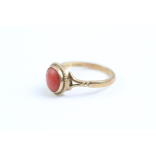 76 - 9ct gold red gemstone ring (1.9g) Size L