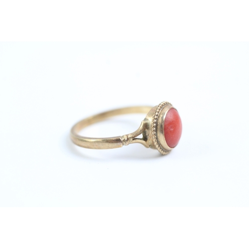 76 - 9ct gold red gemstone ring (1.9g) Size L