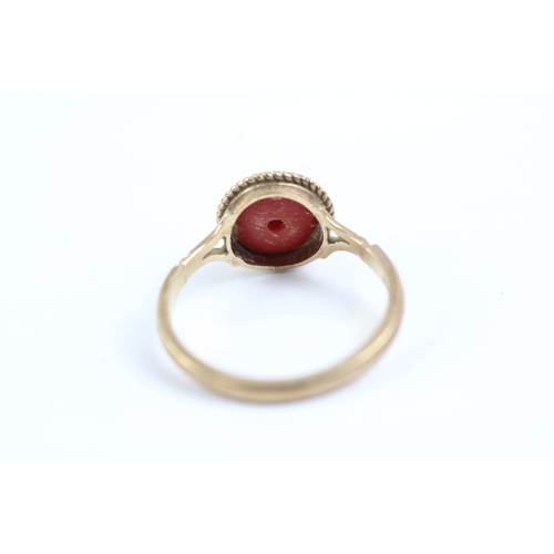 76 - 9ct gold red gemstone ring (1.9g) Size L