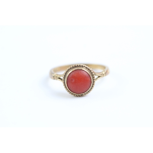 76 - 9ct gold red gemstone ring (1.9g) Size L