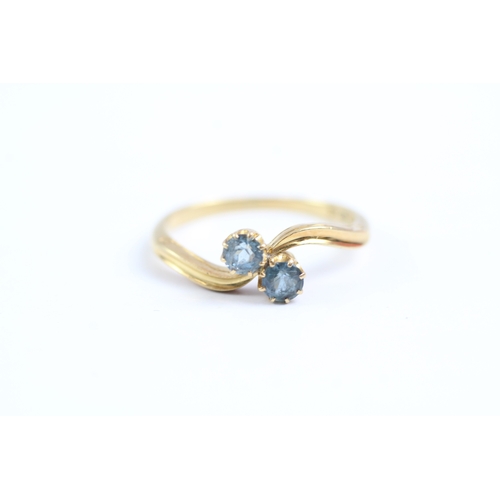 77 - 18ct gold blue gemstone ring (2.8g) Size O