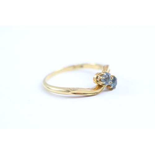 77 - 18ct gold blue gemstone ring (2.8g) Size O