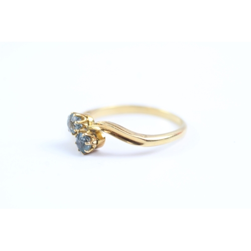 77 - 18ct gold blue gemstone ring (2.8g) Size O