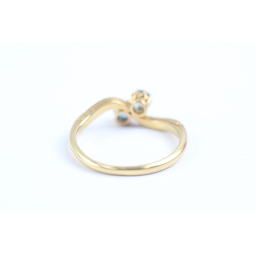 77 - 18ct gold blue gemstone ring (2.8g) Size O